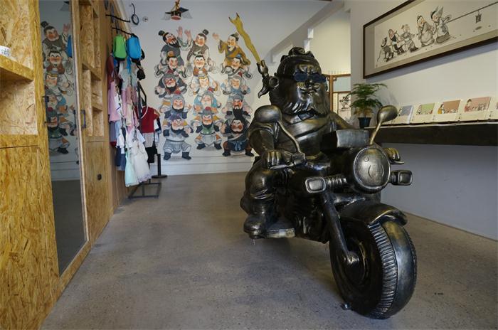 北京798一個(gè)從【舊廠(chǎng)房創(chuàng)意出來(lái)的藝術(shù)區(qū)】(圖2)