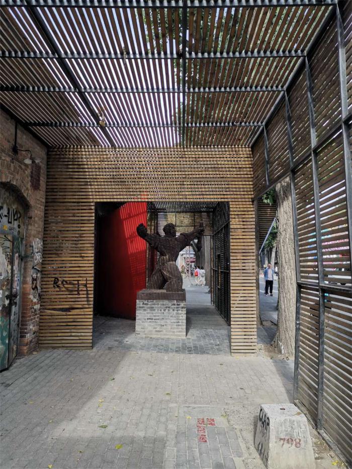 北京798一個(gè)從【舊廠(chǎng)房創(chuàng)意出來(lái)的藝術(shù)區(qū)】(圖4)